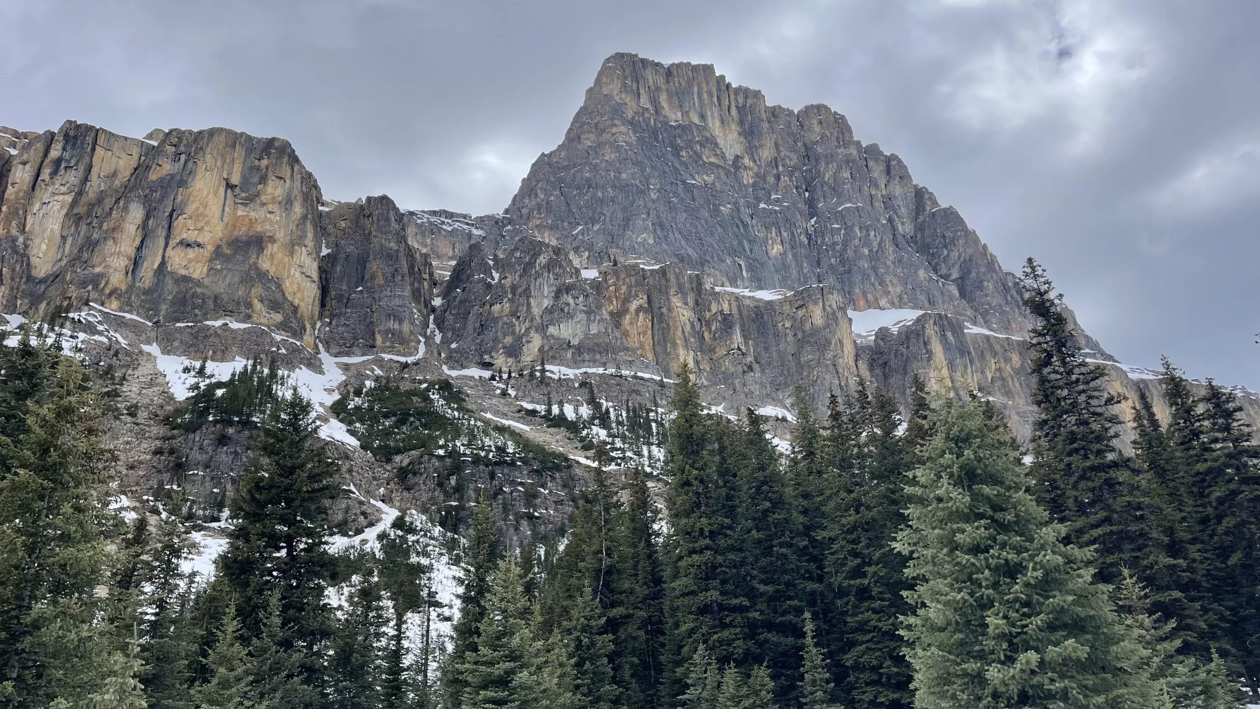 Castel Mountain | Parc National de Banff | Alberta | Canada | Road Trip | Le Monde de Chloé | Randonnée | Voyage Aventure