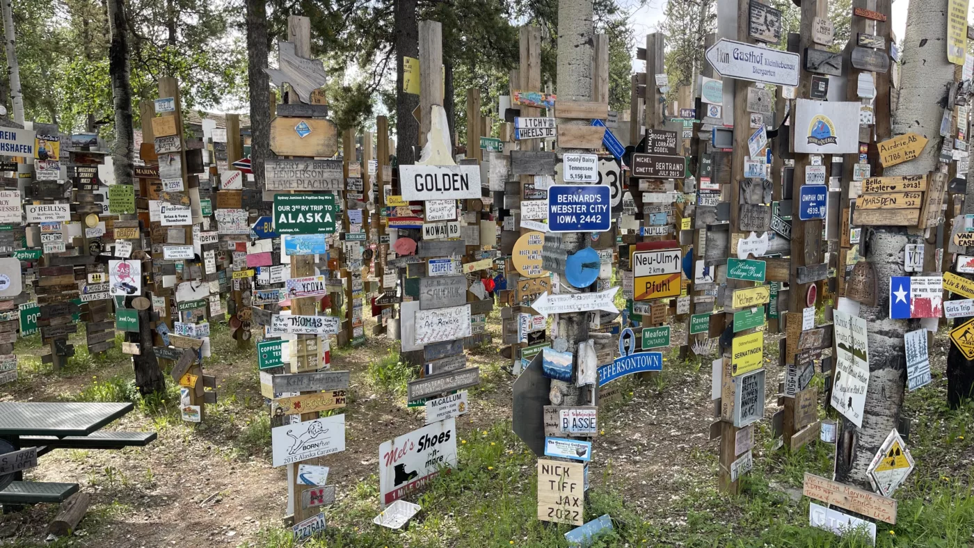 Alaska Highway | Yukon | Watson Lake | Sign Post Forest | Canada | Trans Canada | Transcanadienne | Bison | Le Monde de Chloé |  Voyage Aventure