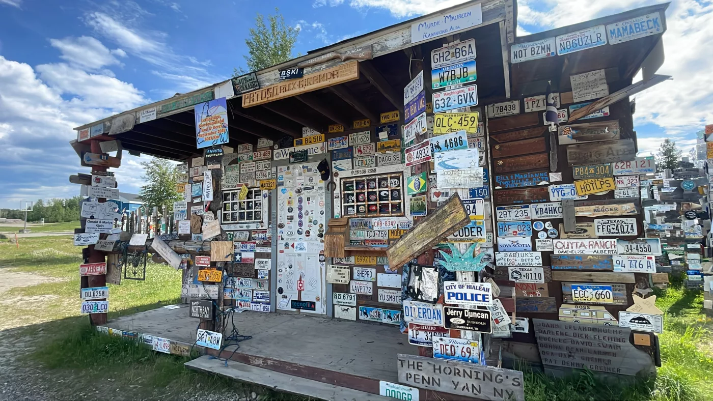 Alaska Highway | Yukon | Watson Lake | Sign Post Forest | Canada | Trans Canada | Transcanadienne | Bison | Le Monde de Chloé |  Voyage Aventure