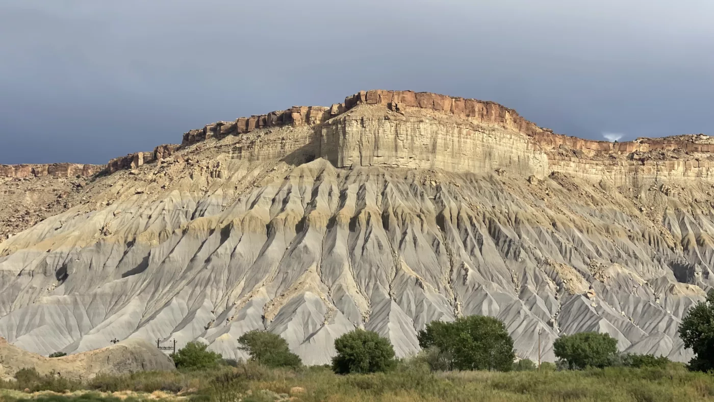 Le Monde de Chloé | Spire | Factory Butte | Utah | Road Trip aux USA | Road Trip dans l'ouest américain | Désert de l'Utah