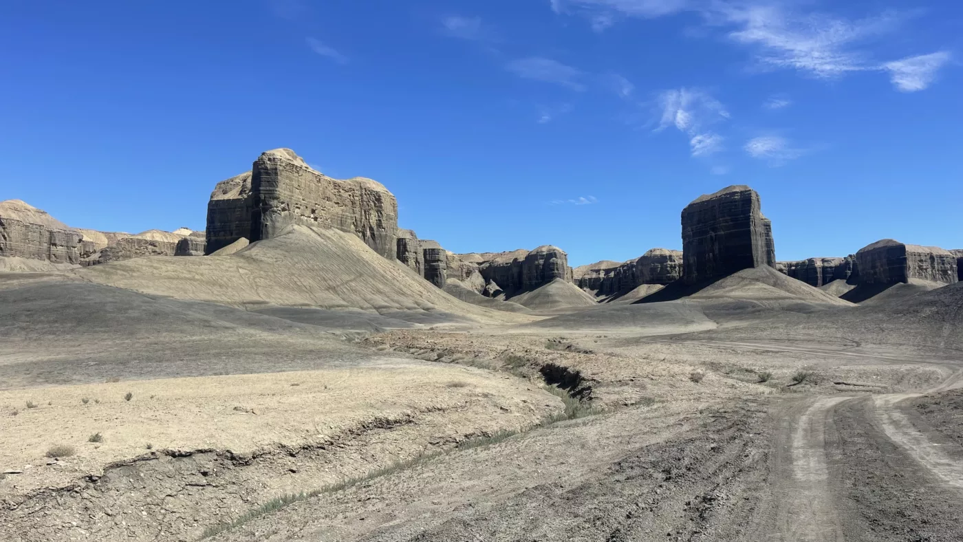 Le Monde de Chloé | Spire | Factory Butte | Utah | Road Trip aux USA | Road Trip dans l'ouest américain | Désert de l'Utah